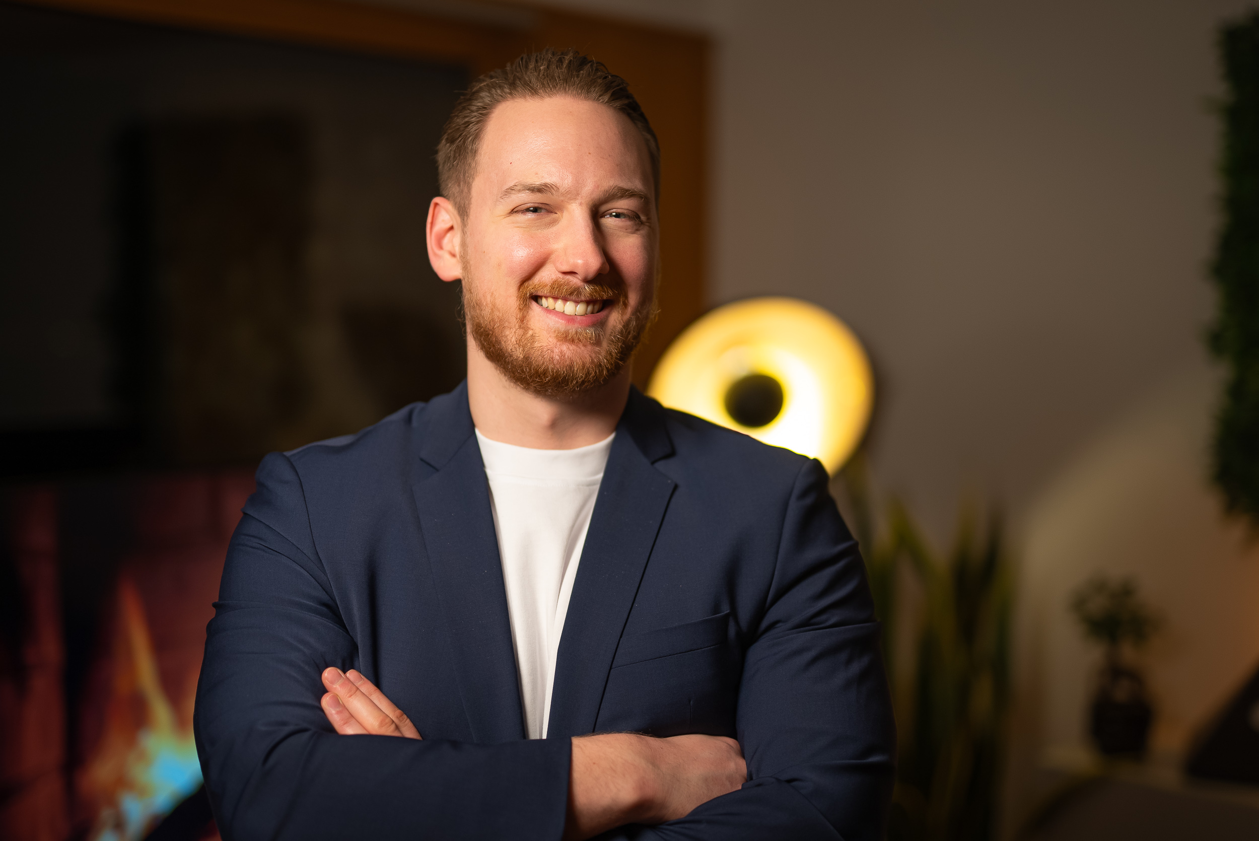 Dennis Huskic lächelnd im blauen Anzug