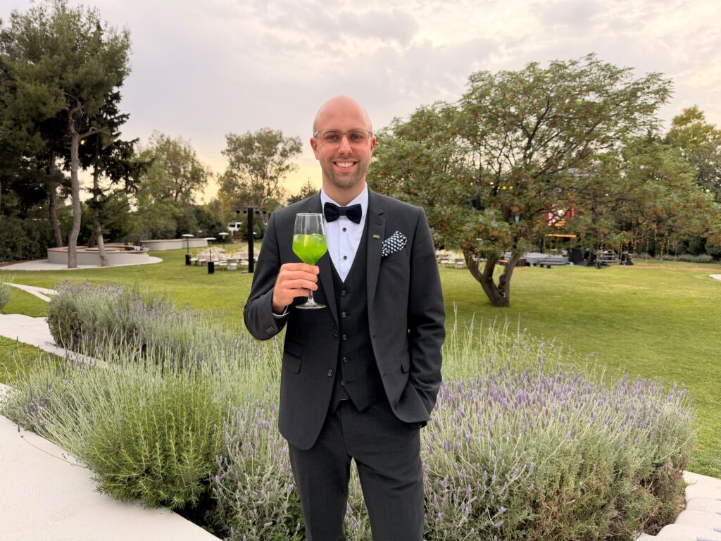 Tim Lengsfeld im Anzug im Garten